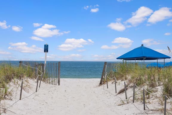 Poolside Condo with Beach Access - Image 1
